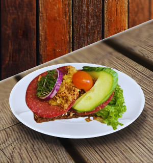 Spegepølse m. remoulade, ristede løg